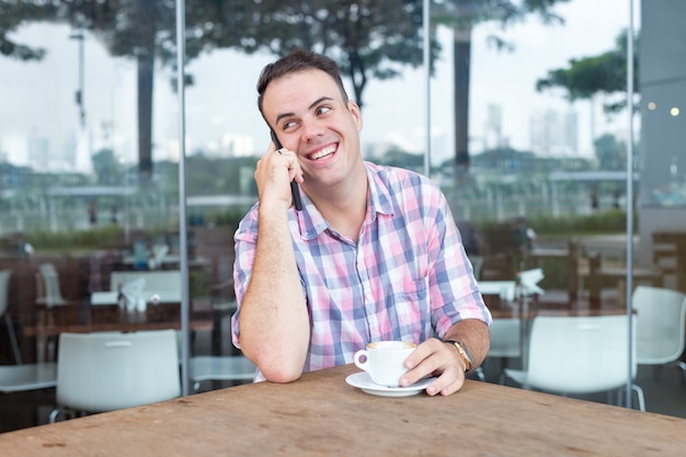 Freelancer positif à l&#39;aide de téléphone portable au café