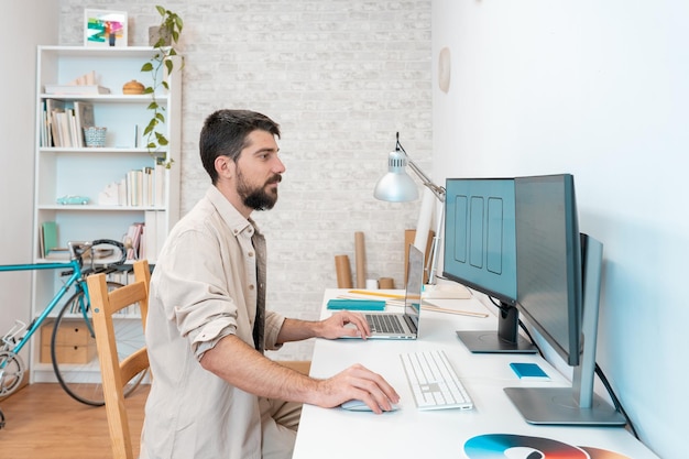 Freelancer travaillant à distance à domicile Génération du millénaire travaillant sur un bureau informatique