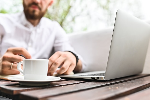 Freelancer travaille à la maison sur un balcon à l'ordinateur