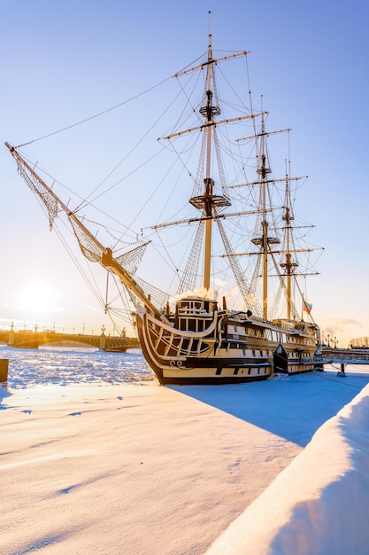 Frégate sur le quai de Saint-Pétersbourg sur la rivière Neva gelée en hiver dans la neige
