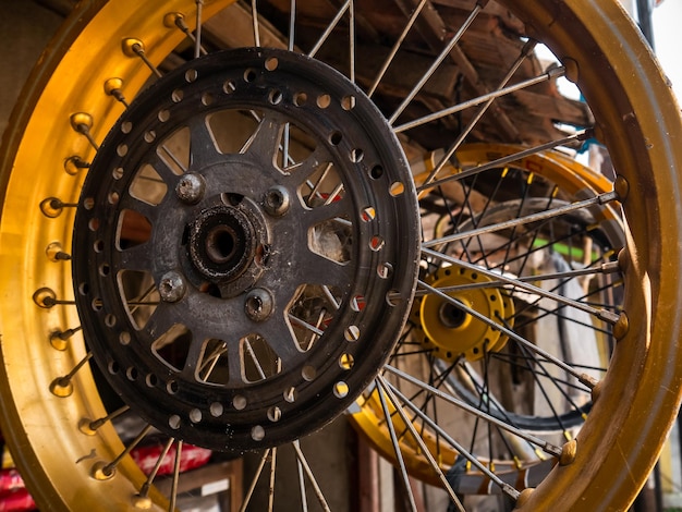 freins à disque montés sur roues de moto dorées