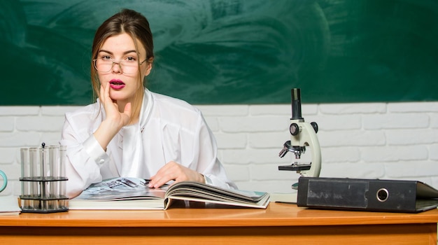 Fréquenter l'école publique Jolie fille de retour à l'école Professeur d'école en classe de laboratoire Femme sexy pendant le temps scolaire Éducation et apprentissage