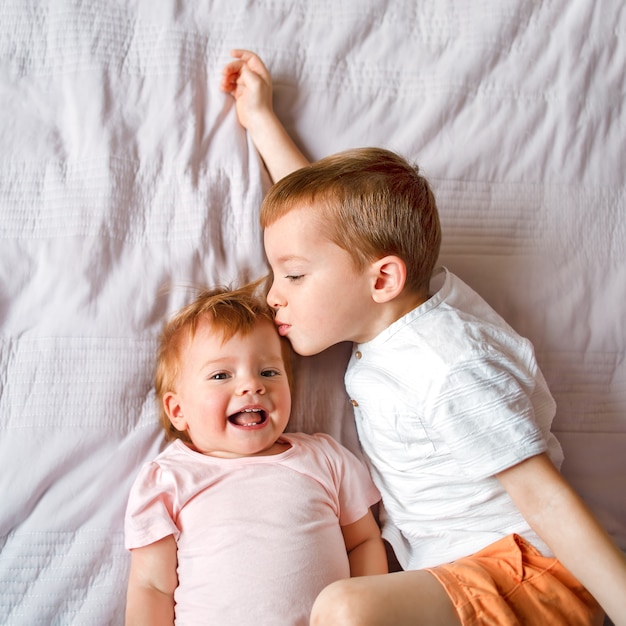 Frère Bisous Soeur Rit, Vue De Dessus De Petits Enfants.