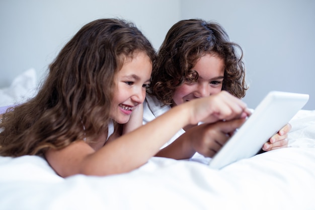 Frère et soeur à l'aide de tablette numérique