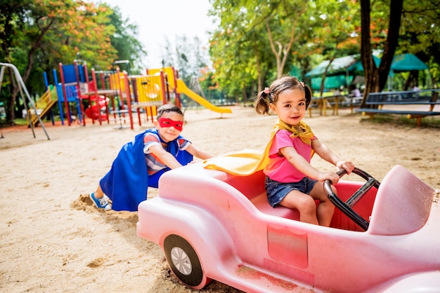 Frère soeur élémentaire enfant enfance concept ludique