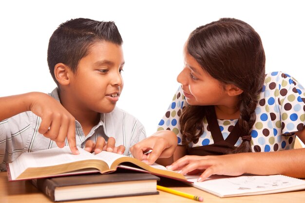 Un frère et une sœur hispaniques s'amusent à étudier