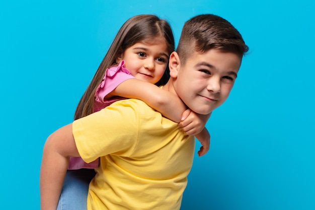 Frère et soeur jouant avec une expression heureuse