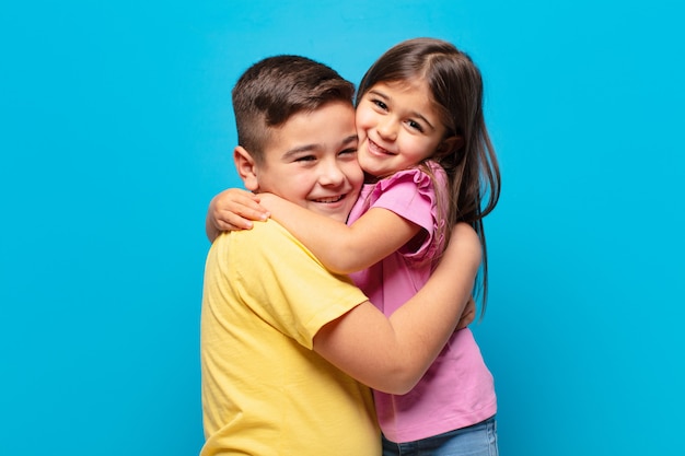 Frère et soeur jouant avec une expression heureuse