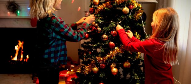 Frère et soeur à la maison au moment de Noël