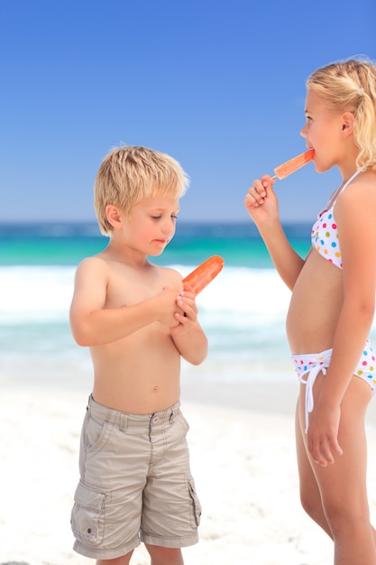 Frère et soeur mangeant une glace