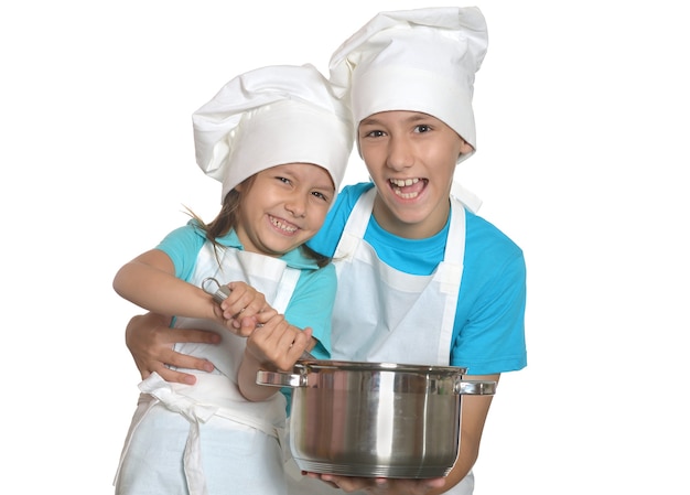 Frère et soeur mignons posant dans des uniformes de chef