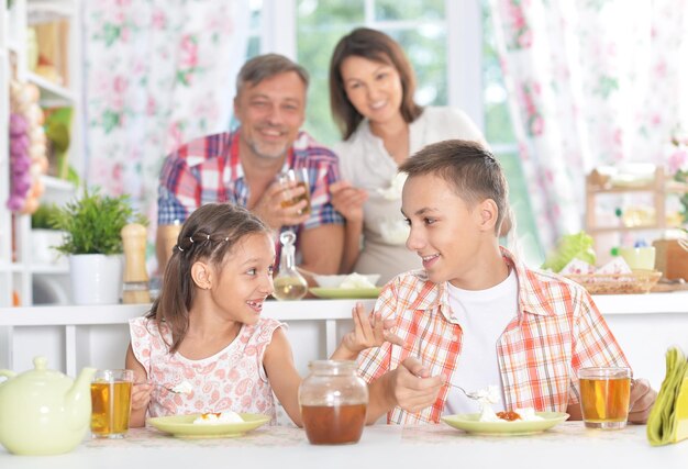 Frère et soeur prenant son petit déjeuner