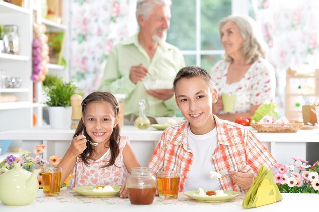 Frère et soeur prenant son petit déjeuner