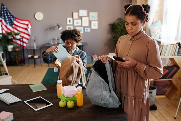 Frère et sœur se préparent pour l'école