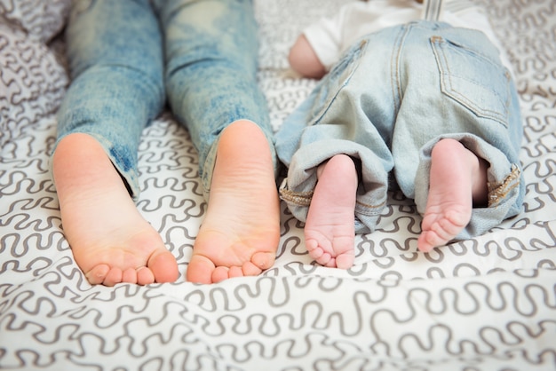 Frère et sœur se reposent sur le lit