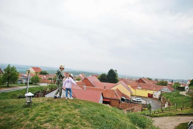 Frère et soeur se tiennent dans des caves à vin traditionnelles en plein air à Vrbice République Tchèque