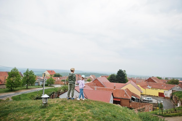 Frère et soeur se tiennent dans des caves à vin traditionnelles en plein air à Vrbice République Tchèque