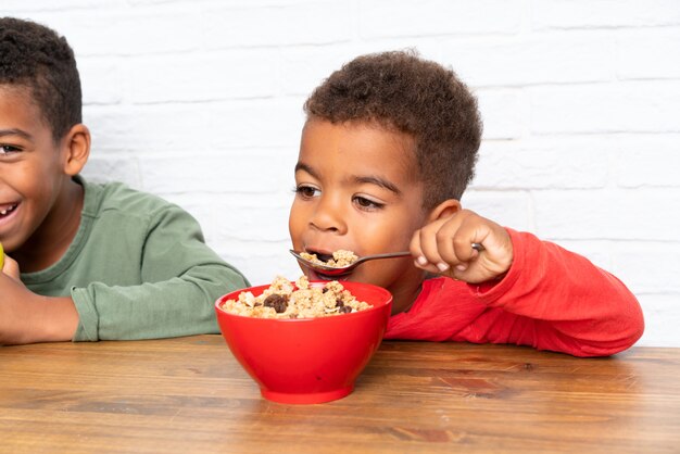 Frères afro-américains prenant son petit déjeuner