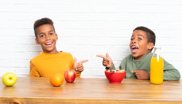 Frères afro-américains prenant son petit déjeuner