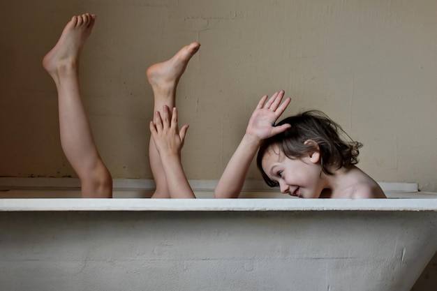 Photo des frères enjoués dans la baignoire à la maison