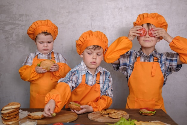 frères préparant le dîner de famille