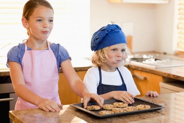 Frères et sœurs, appréciant les cookies ensemble