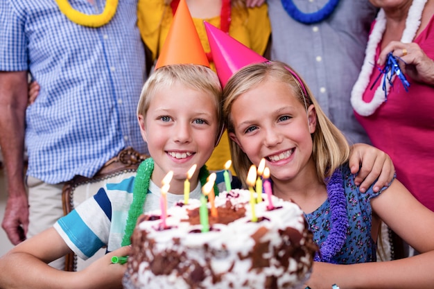 Frères et sœurs célébrant la fête d'anniversaire avec la famille