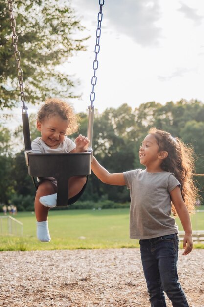 Photo des frères et sœurs jouant dans le parc.