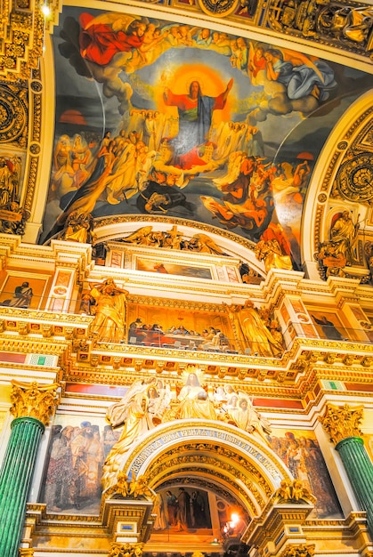 Fresque religieuse à l'intérieur d'une église