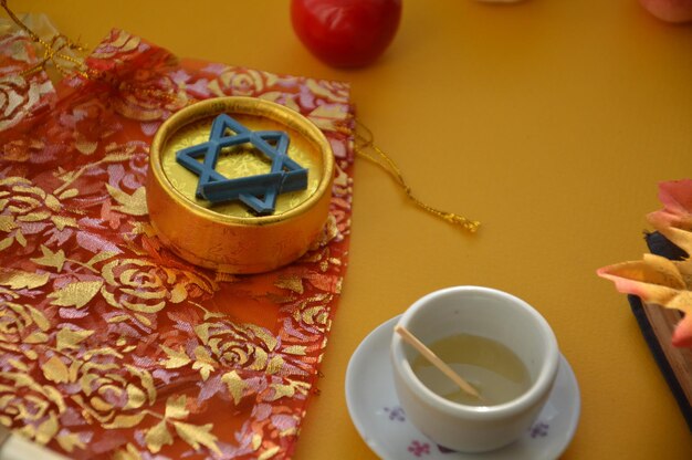 Photo les friandises d'automne pour le nouvel an juif rosh hashanah des symboles dans la fête