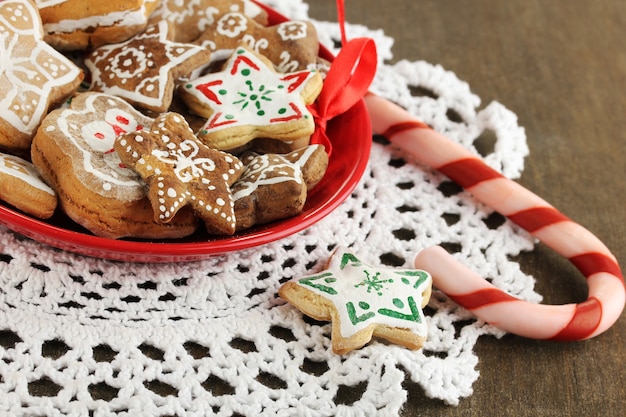 Friandises de Noël sur plaque sur table en bois close-up