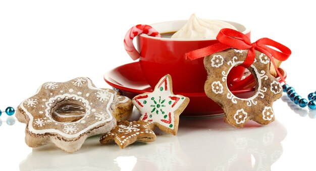 Friandises de Noël avec une tasse de café isolé sur blanc