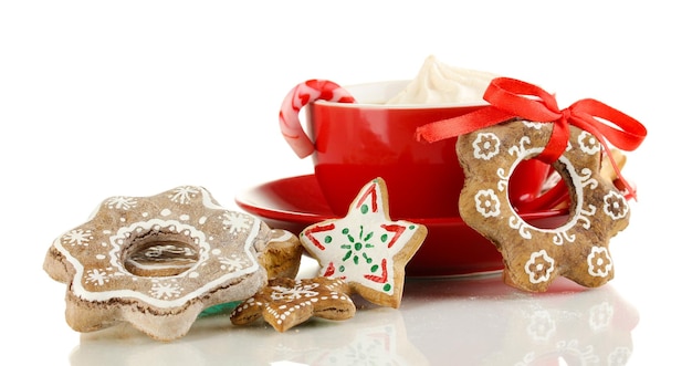 Friandises de Noël avec une tasse de café isolé sur blanc