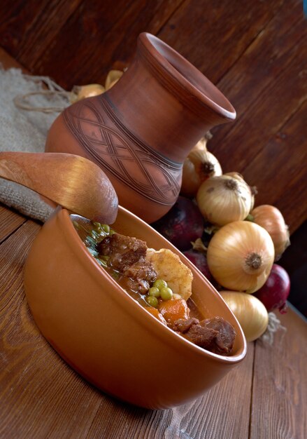 Photo fricassée de boeuf - viande française coupée en petits morceaux, mijotée ou frite