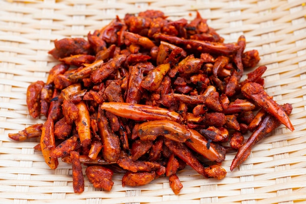 Fried Chili Spicy snack dans une assiette en bambou