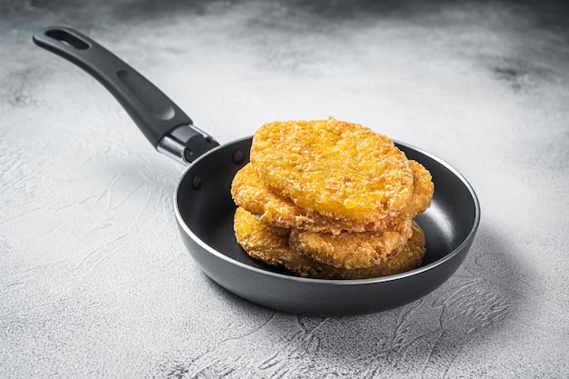 Fried Hash brown pommes de terre hashbrown beignets dans une poêle Fond blanc Vue de dessus