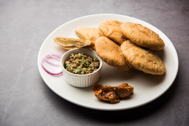 Fried Sattu Litti chokha servi avec Baingan Bharta, oignon et cornichon, recette populaire du Bihar, Inde