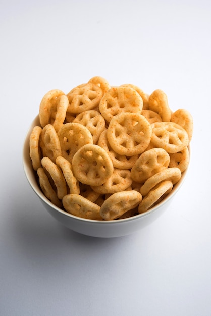 Fried Wheel Snacks ou Fryums servis dans un bol ou sur fond de mauvaise humeur. mise au point sélective