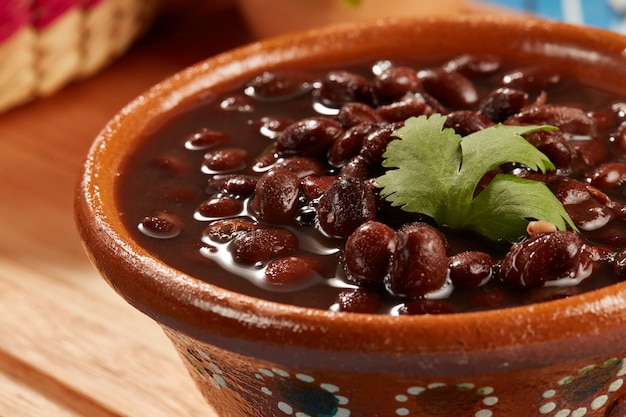 Frijoles negros mexicanos servidos en plato de barro comida mexicana