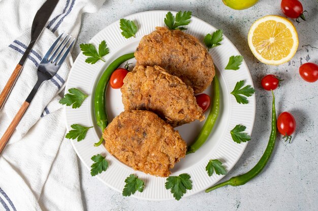 Photo frire du riz et des boulettes de viande hachées sur le sol gris boules de viande turques ou kadinbudu kofte variétés d'apéritif turques vue supérieure