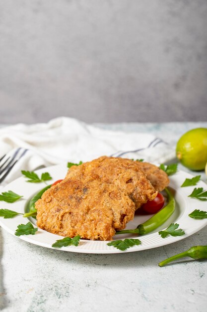 Frire du riz et des boulettes de viande hachées sur le sol gris boules de viande turques ou kadinbudu kofte variétés d'apéritif turques