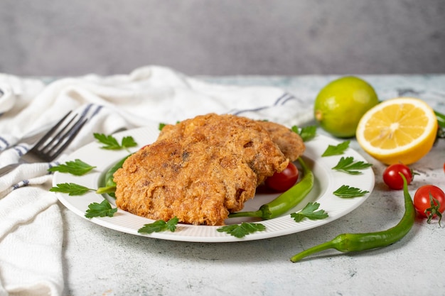 Photo frire du riz et des boulettes de viande hachées sur le sol gris boules de viande turques ou kadinbudu kofte variétés d'apéritif turques