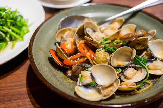 Frire des palourdes avec du basilic au restaurant