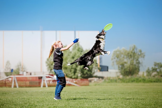 Frisbee chien chien attraper disque volant en saut pet jouant à l'extérieur dans un parc événement sportif achie