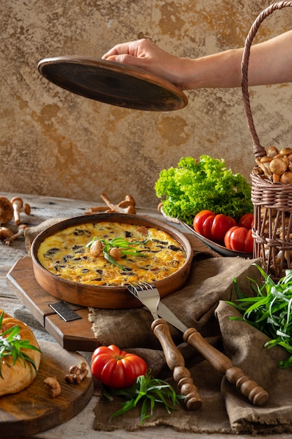 Photo fritata ou quiche aux champignons agaric et plat de cuisson au fromage