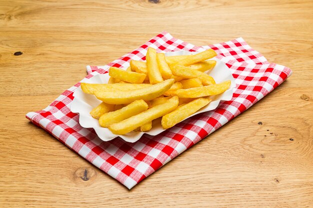 Frites allemandes sur une nappe