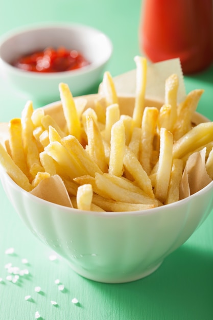 Frites au ketchup sur fond vert