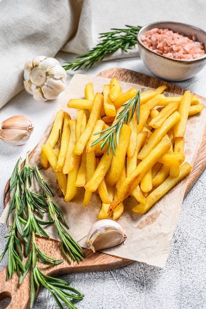 Frites au romarin sur une planche à découper