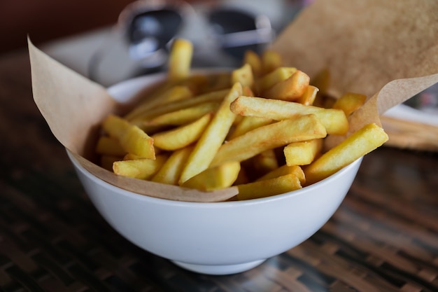 Frites, blanc, bol, servi, à, papier kraft, sur, table