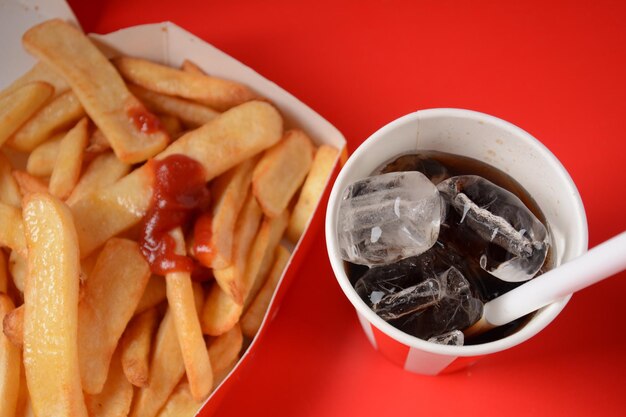 Frites et boisson gazeuse. Restauration rapide traditionnelle américaine